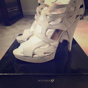 ❤️New Boutique 9 grey Pumps❤️